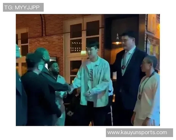 姚明奥尼尔韦德卡特齐聚中国赛现场引发球迷热议 姚明奥尼尔韦德卡特齐聚中国赛现场引发球迷热议