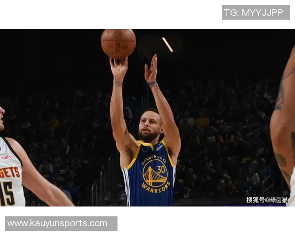 库里上半场表现分析：10投4中贡献12分1板2助1帽三分命中率提升