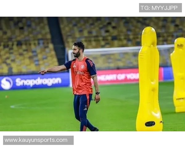 阿莫林积极引入青训新星18岁莱西在一线队训练中表现抢眼